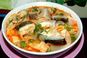 Cách nấu canh đầu cá hồi với tôm