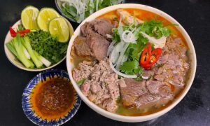 Cách nấu bún bò Huế giò heo ngon, công thức chuẩn vị