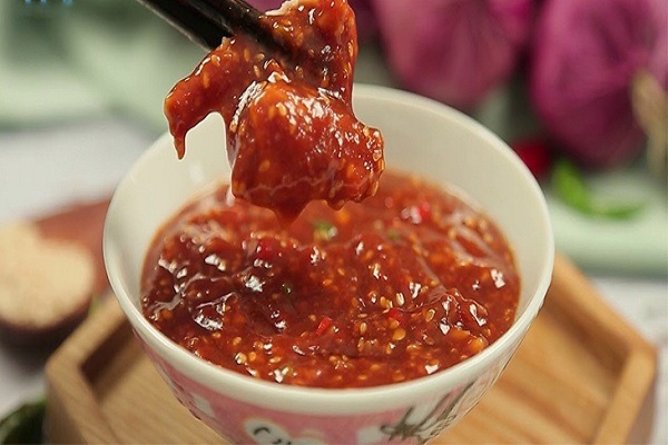 Pha nước chấm chua ngọt thịt nướng từ tương ớt kết hợp với đậu phộng