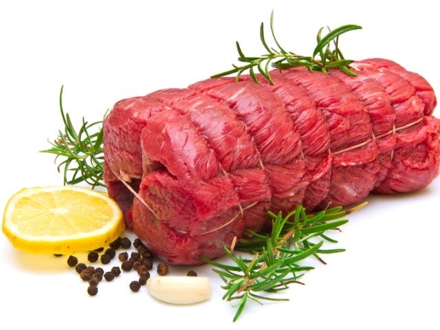 Sử dụng chanh tươi hoặc giấm để làm giảm mùi hôi từ thịt bò